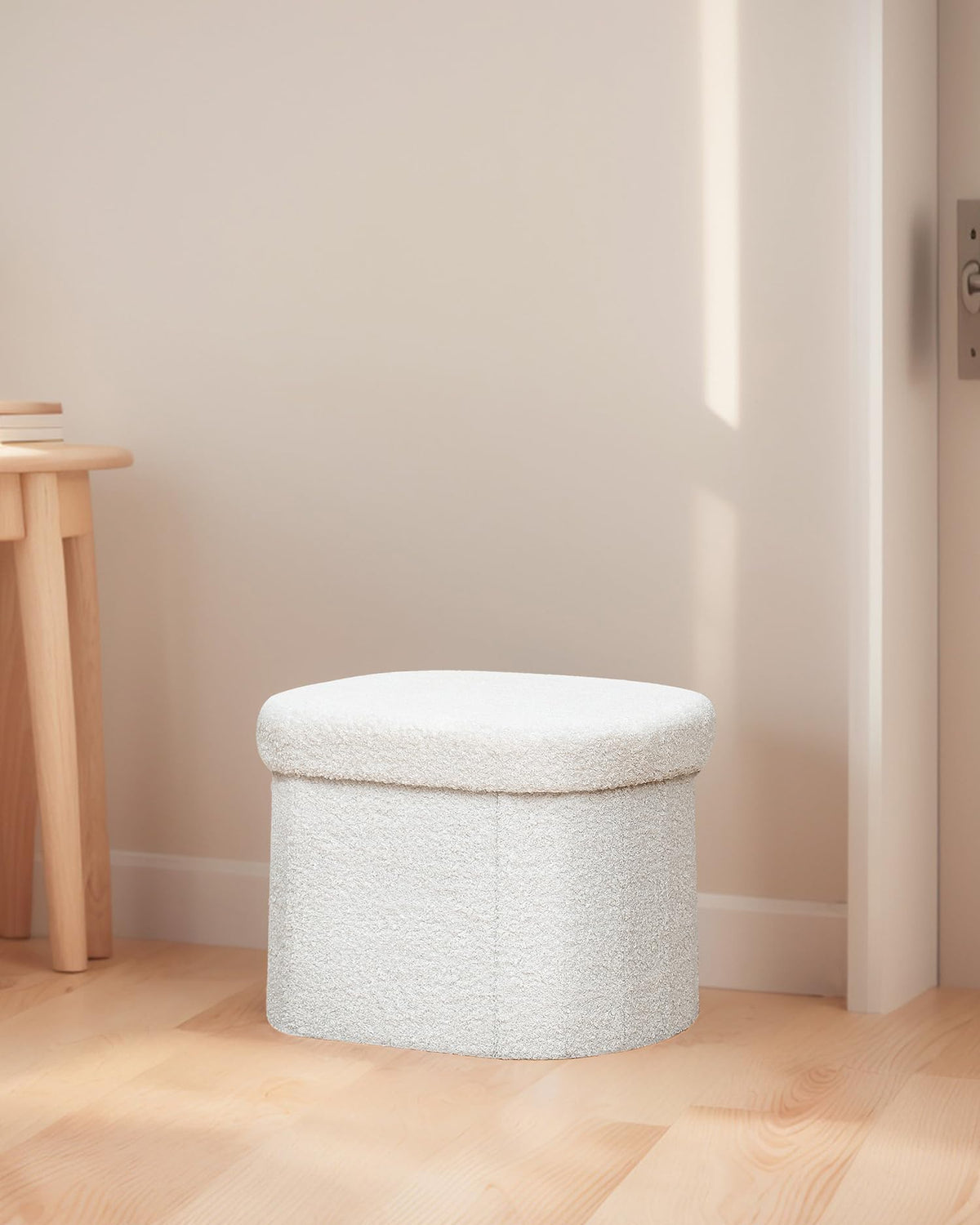 B FSOBEIIALEO white cream finish brings light, modern touch.
