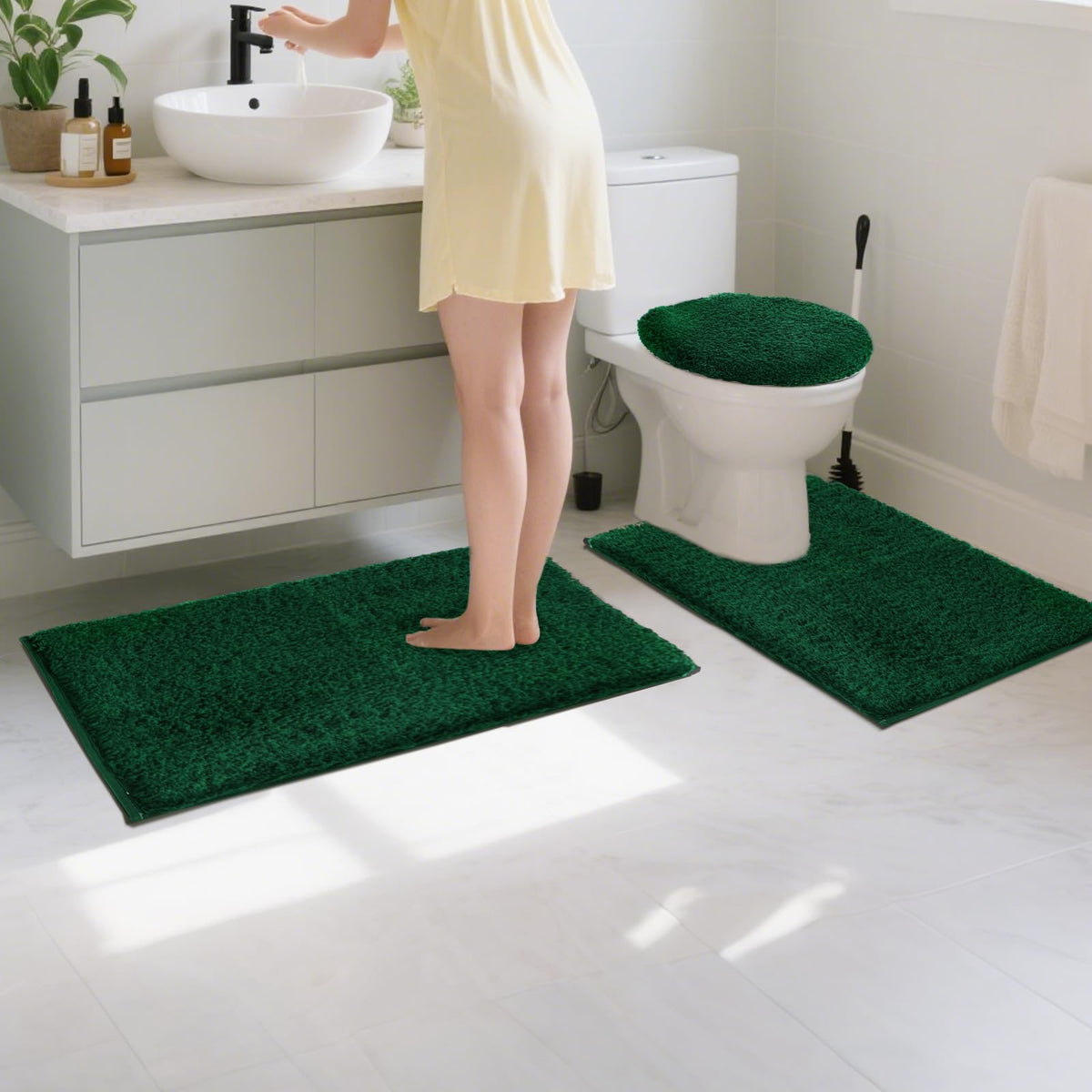 Baahrnom toilet lid cover 17.5x15 complements the set's stylish luxury.
