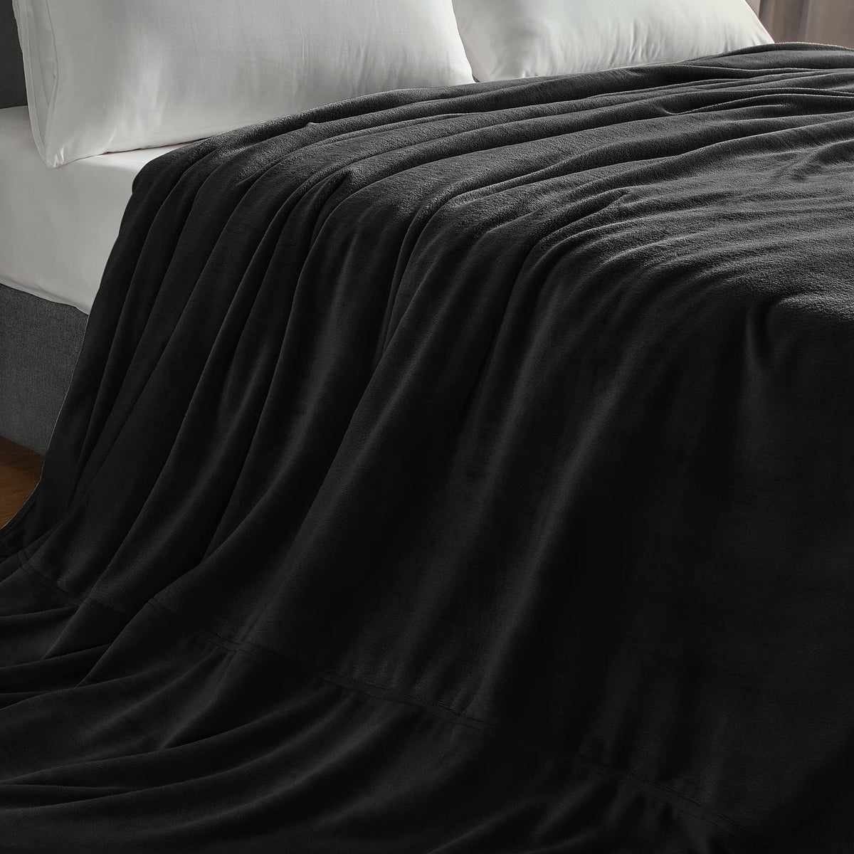 BEDELITE all-seasons blanket in a cozy living room