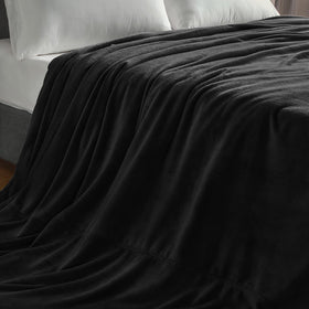 BEDELITE all-seasons blanket in a cozy living room