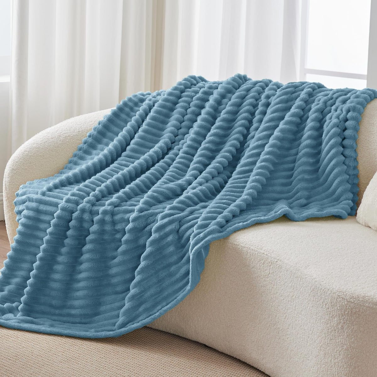 BEDELITE easy-care blanket with reinforced stitching resists shrinkage and fading.