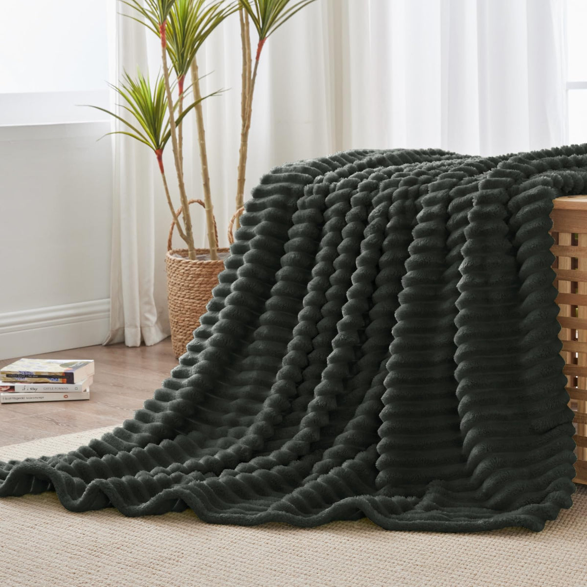 BEDELITE easy-care blanket is machine washable and durable