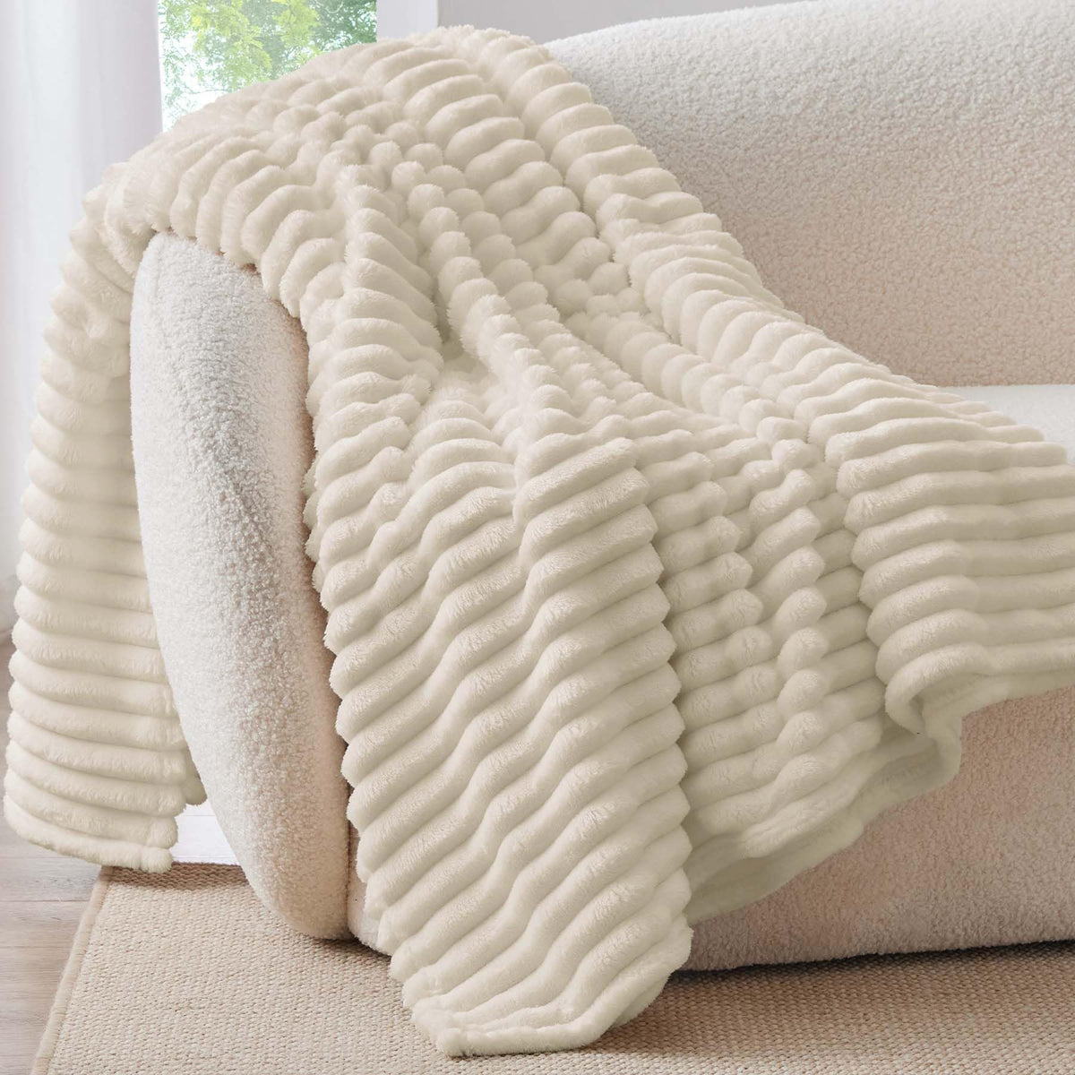 BEDELITE fleece blanket soft texture ideal for cozy nights on the sofa