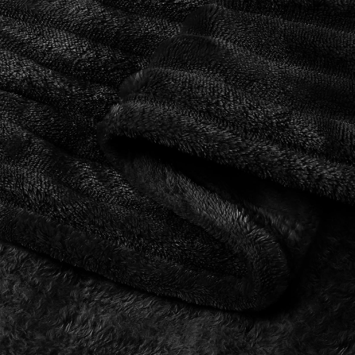 BEDELITE fleece blanket in black provides versatile home décor option