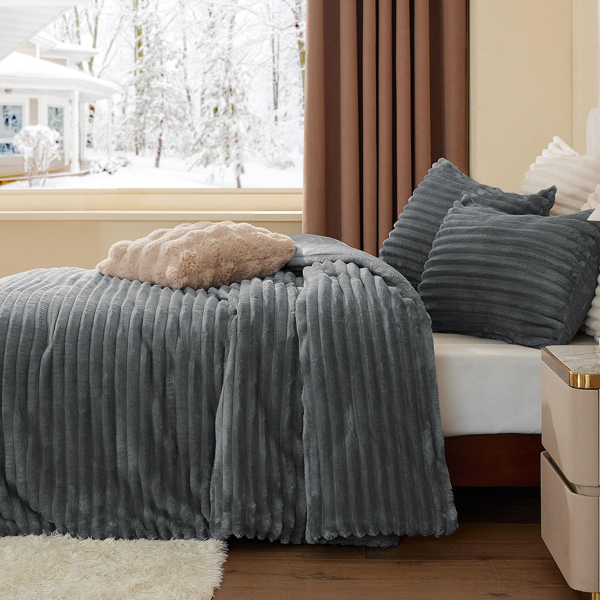 BEDELITE fleece queen comforter back flannel fabric provides warmth retention.