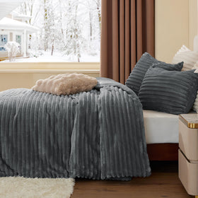 BEDELITE fleece queen comforter back flannel fabric provides warmth retention.