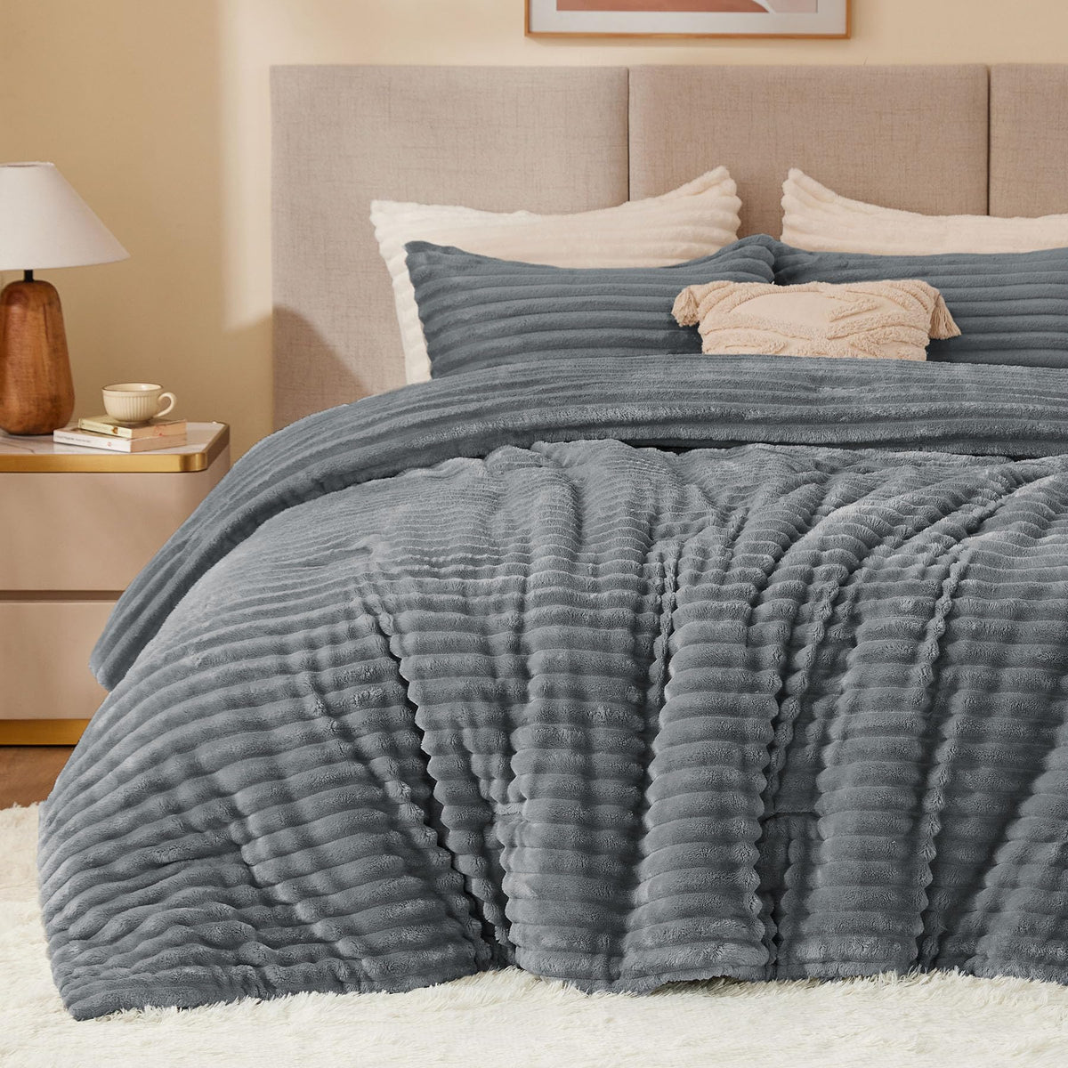 BEDELITE fleece queen comforter front view showing plush warmth for cold nights.