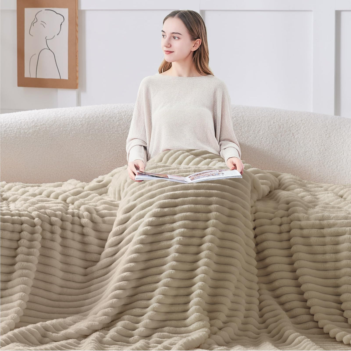 BEDELITE fleece throw double-sided plush provides warmth from both sides.