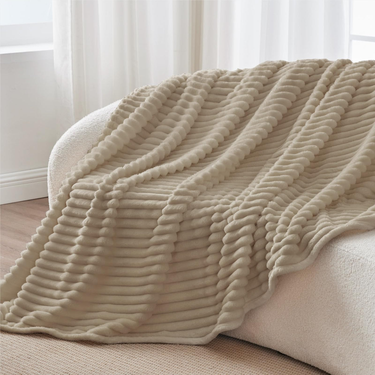 BEDELITE fleece throw easy-care stitching ensures durability after washing.