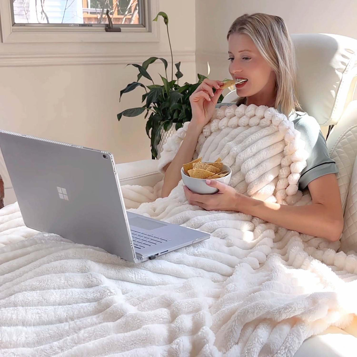 BEDELITE King Size Blanket plush texture close-up emphasizes soft fleece feel.