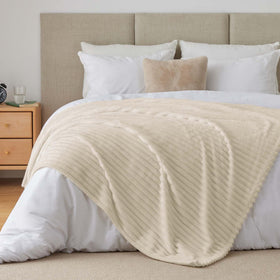 BEDELITE neatly stitched blanket resists fraying for long-lasting use.