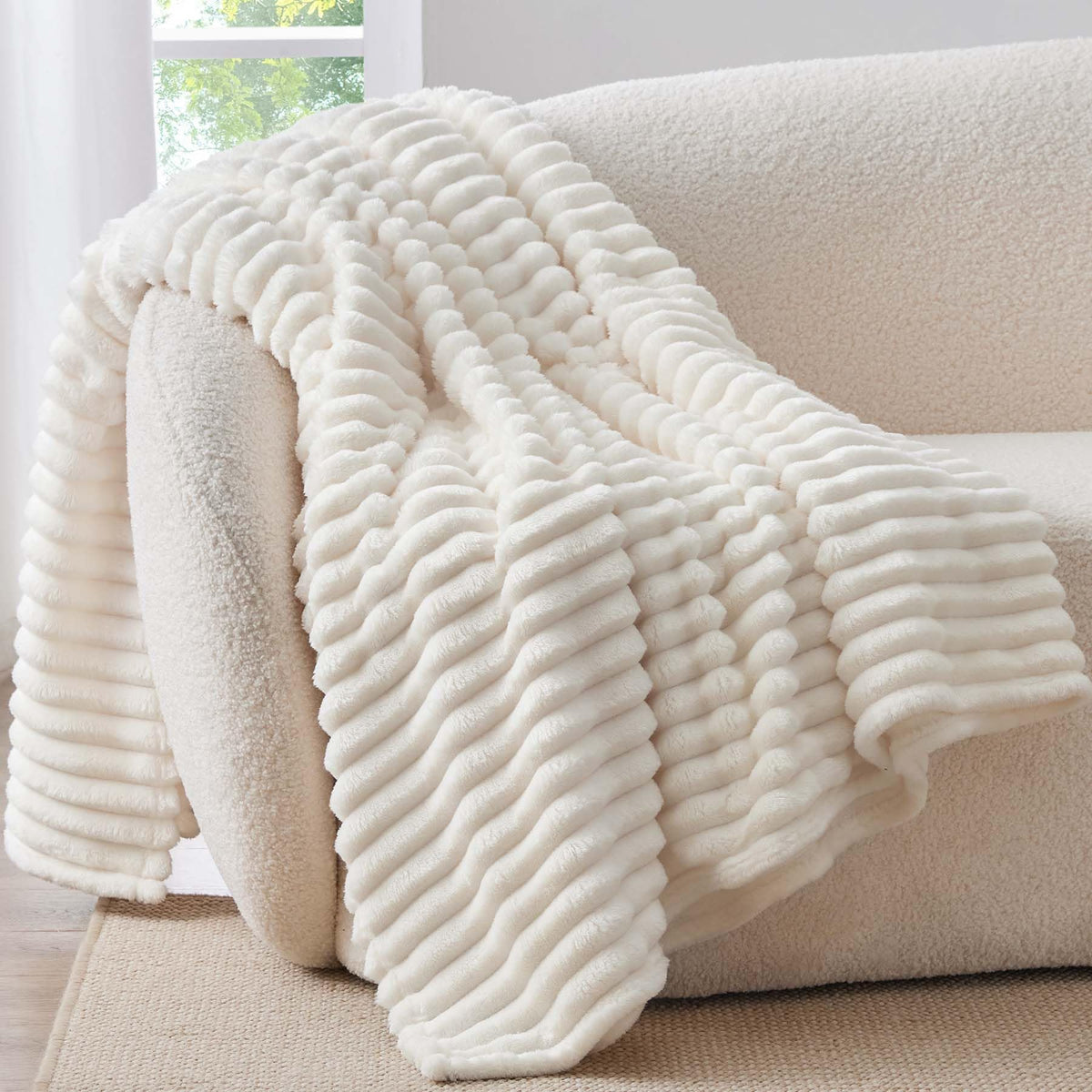BEDELITE soft plush 300GSM fleece offering cozy warmth without heaviness.