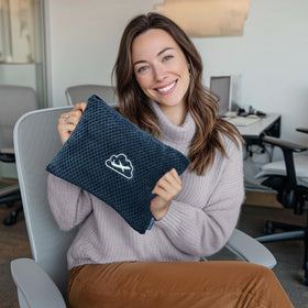 BEDELITE blanket with backpack clip keeps it secure on the go