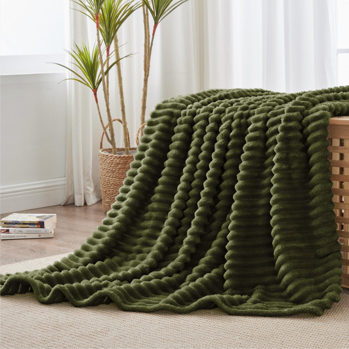 BEDELITE travel olive-green blanket stays warm and compact on trips.