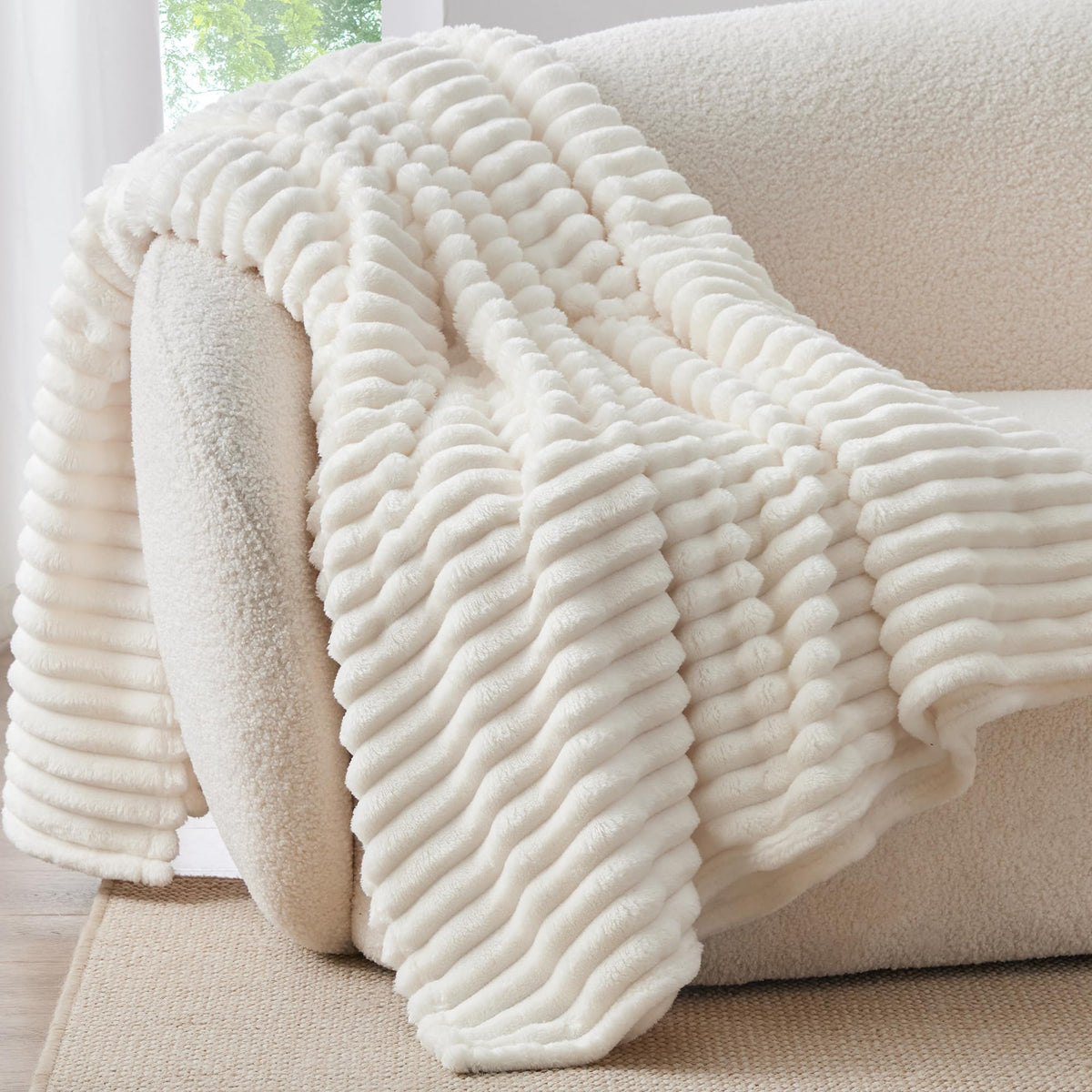 BEDELITE Twin Blanket 300gsm plush fleece close-up feel of warmth