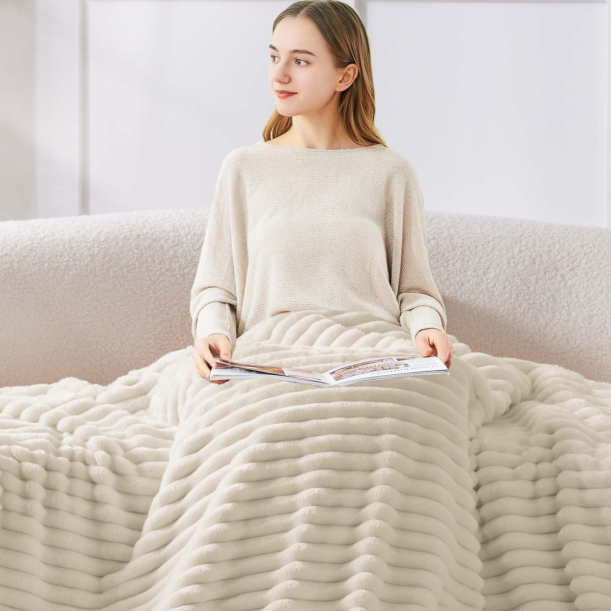 BEDELITE Twin Blanket 300GSM weave conveys dense warmth for chilly evenings.