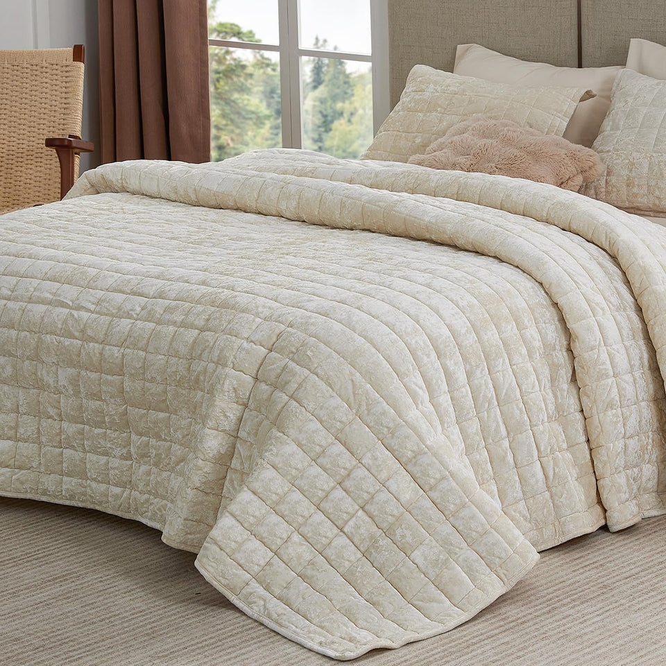 BEDELITE velvet quilt king set close-up texture with glossy sheen for a luxe look
