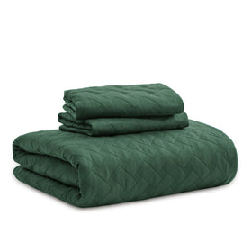 Bedsure all-season lightweight quilt ideal for layering and travel.
