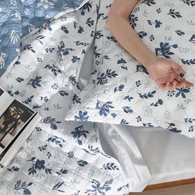 Bedsure all-season quilt provides warm, lightweight coverage for cozy nights.