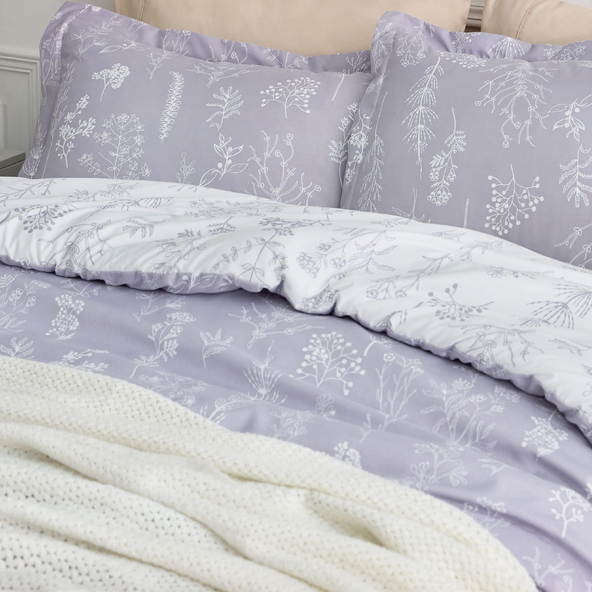 Bedsure botanical flowers comforter highlights soft texture and year-round warmth