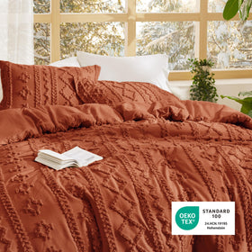 Bedsure breathable microfiber fill provides all-season comfort in a cozy setting.