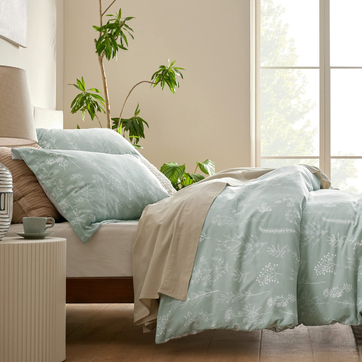 Bedsure brushed microfiber feels soft and quiet against the skin.
