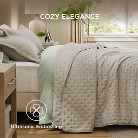 Bedsure California King Quilt all-season fill provides balanced warmth and light weight