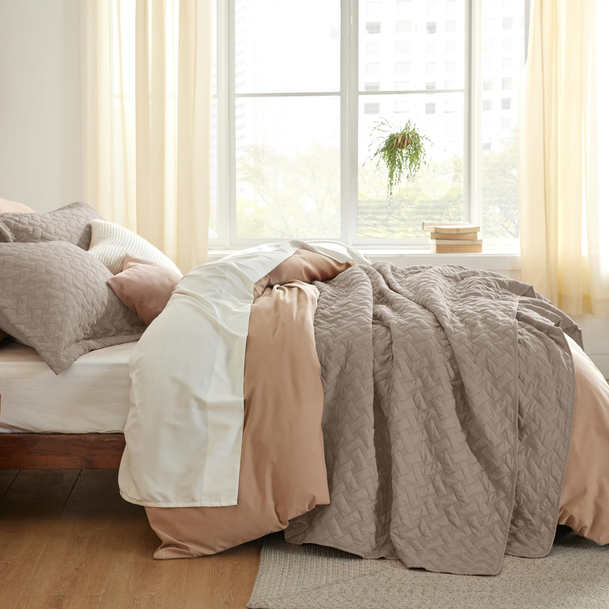 Bedsure all-season quilt serves as a lightweight cover or extra layer.
