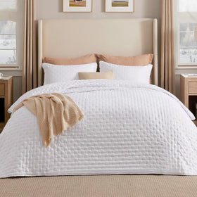 Bedsure California King Quilt in bright white coverlet offers all-season softness
