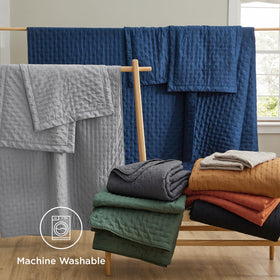 Bedsure California King Quilt color tone appears brighter in daylight and softer under warm light