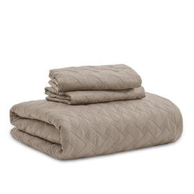 Bedsure quilt construction emphasizes durability and long-lasting use.