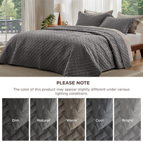 Bedsure all-season use image emphasizes lightweight warmth suitable for every season.