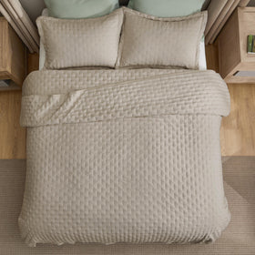 Bedsure California King Quilt with two pillow shams for a coordinated look
