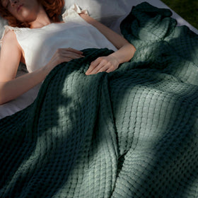 Bedsure cooling cotton waffle king blanket close-up of fabric texture ideal for hot sleepers