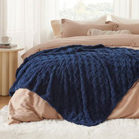 Bedsure durable machine-washable blanket withstands daily use (machine-washable-blanket).