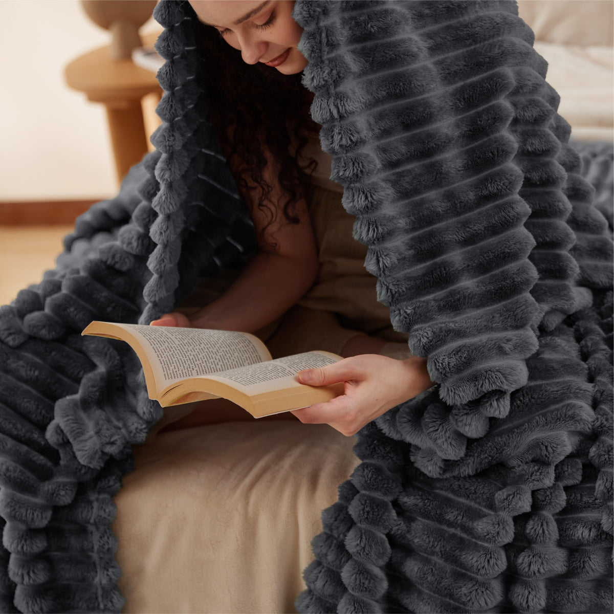Stitched edges on Bedsure blanket ensuring durability and color retention.