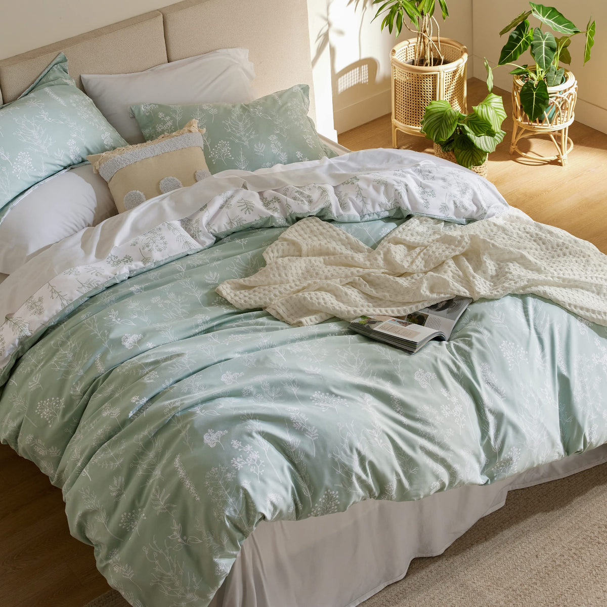 Bedsure eight corner ties prevent duvet shifting for a neat bed.