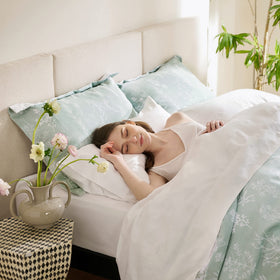 Bedsure queen duvet cover shows floral pattern for two look options.