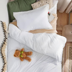 Bedsure duvet cover zipper closure in action for quick, secure fastening.