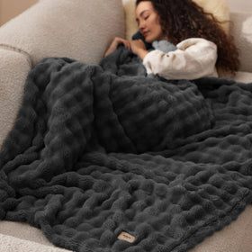 Bedsure easy-care durable fibres keep color and softness after washing.