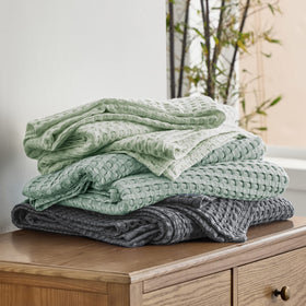 Bedsure easy-care blanket with fade and shrink resistance.