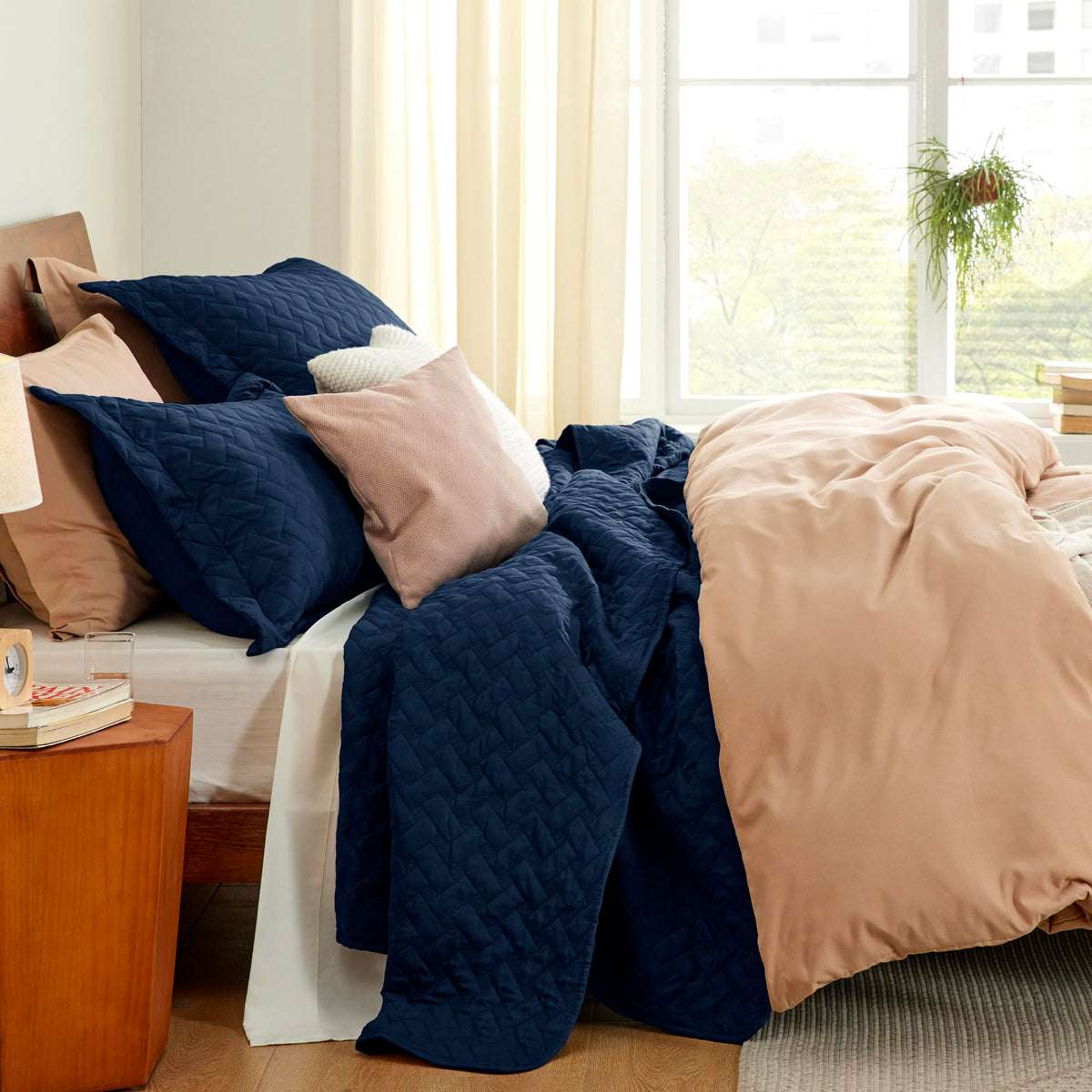 Bedsure quilt edge stitching detail highlighting reinforced seams.