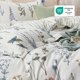 Bedsure eight corner ties keep the duvet insert in place.