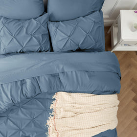 Bedsure fade-resistant microfiber and dyeing tech resist pilling after washes.