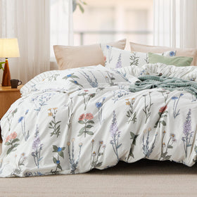 Bedsure floral-pattern duvet cover in queen size offers reversible styling for two looks.