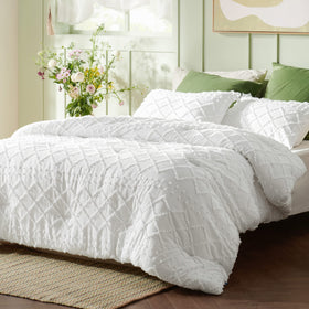 Bedsure brushed microfiber fabric delivers ultra-soft texture for cozy year-round comfort.