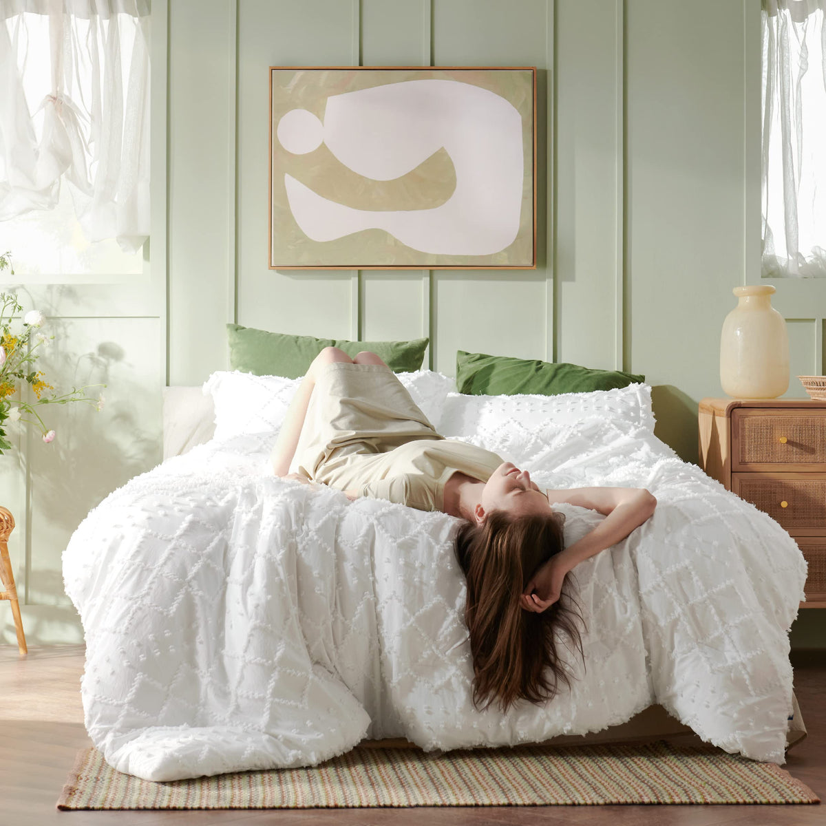 Bedsure full comforter set with two pillow shams, ideal for kids' rooms.