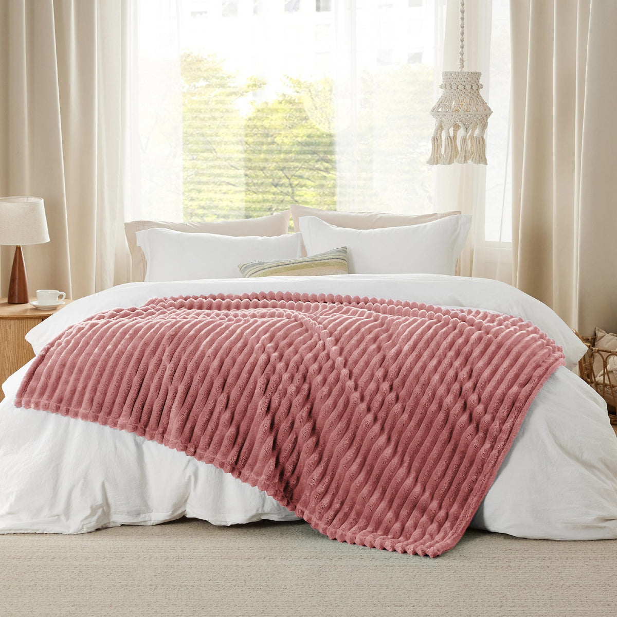 Bedsure GentleSoft detailing highlights durable stitching and washable design.