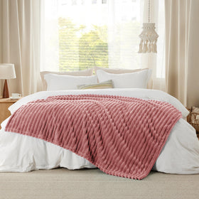 Bedsure GentleSoft detailing highlights durable stitching and washable design.