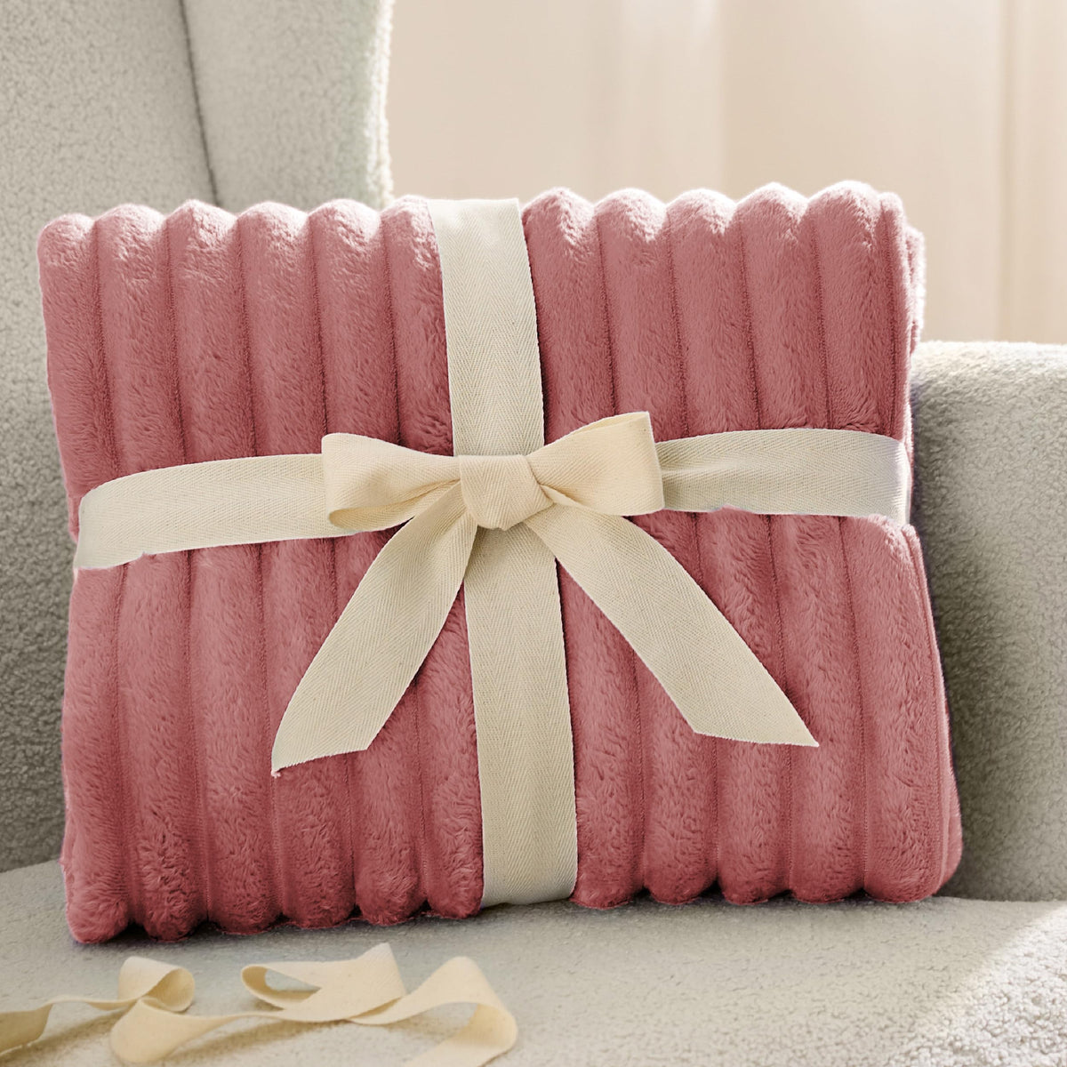 Gift-ready Bedsure GentleSoft blanket ideal for women and girls